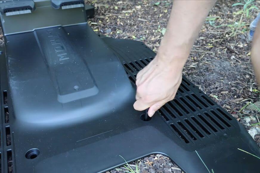 Lymow One Plus Mähroboter Ladestation fest im Garten verankert